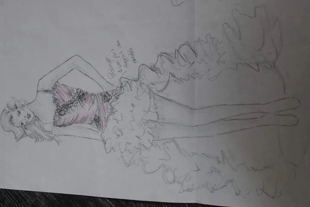 Croquis de mode au crayon : robe à buste rose et longue jupe à volants, notes manuscrites
