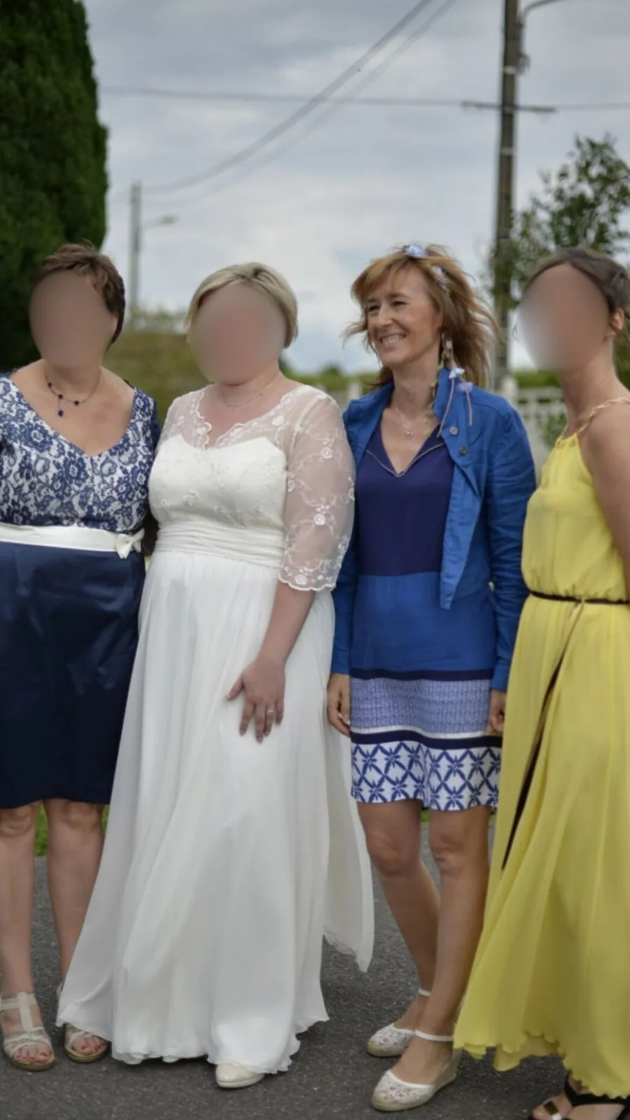 Quatre femmes dont une mariée, réunies en extérieur