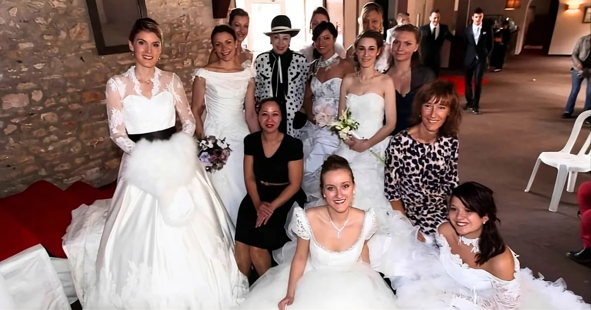 Groupe de femmes en robes de mariée blanches en dentelle et tulle posant ensemble à l'intérieur