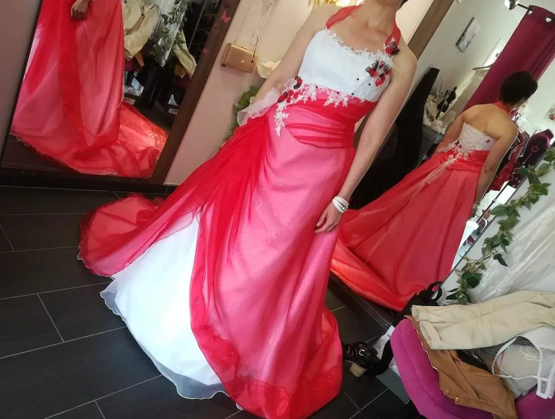 Robe de mariée ligne A bicolore blanc et rouge, dentelle florale et mousseline drapée à la taille