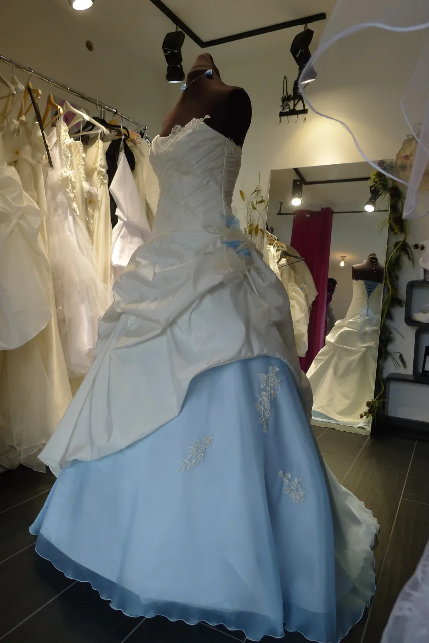 Robe de mariée princesse bustier en dentelle : drapé satin blanc et jupe bleue à appliques florales