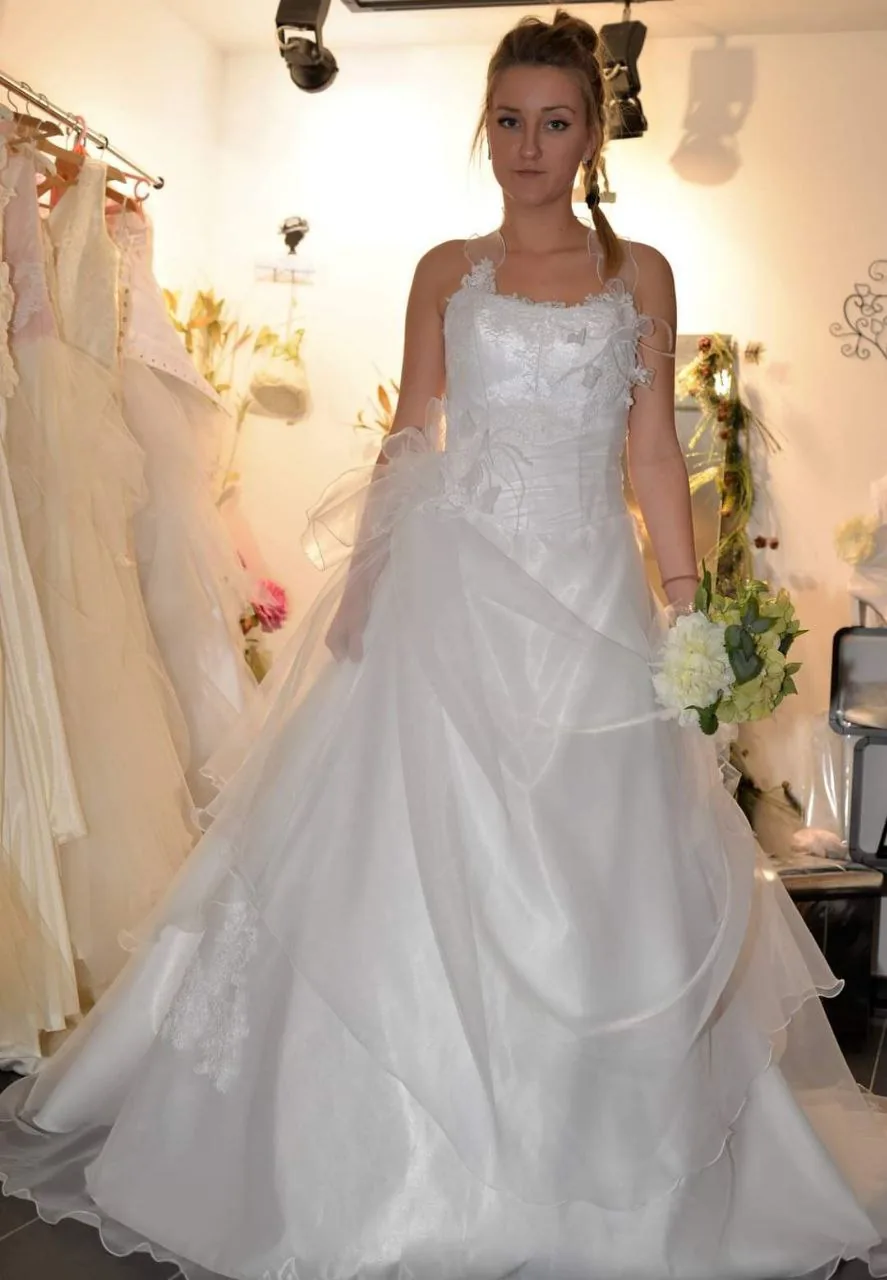 Robe de mariée princesse en tulle et organza à volants superposés, corsage en dentelle et bretelles fines