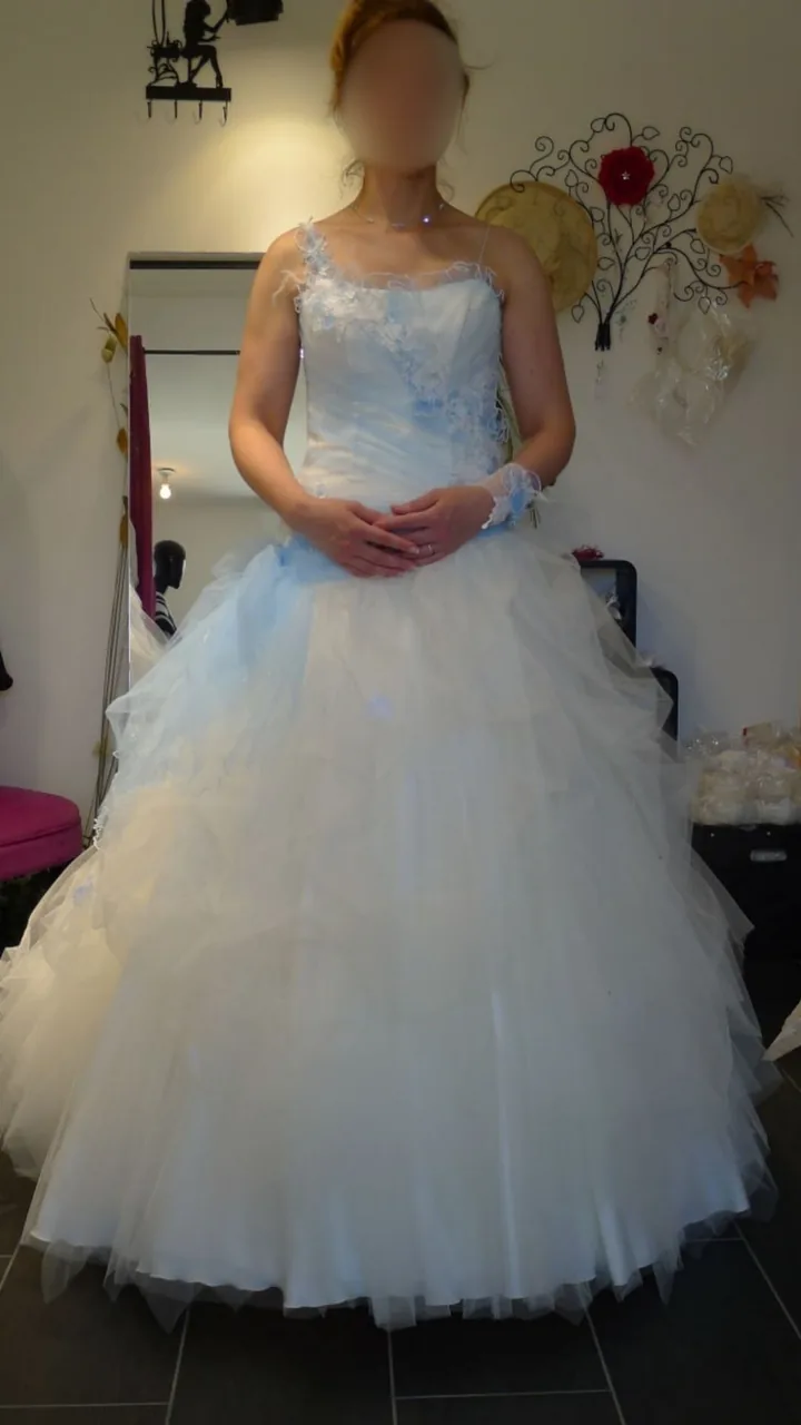 Robe de mariée princesse en tulle à volants : corsage satin, appliques florales et manchette en dentelle